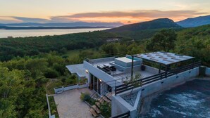 A modern house with a rooftop terrace overlooking a lake and mountains. - House Linda 2 (Crikvenica)