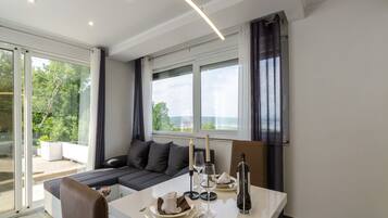 Eigene Küche | Kühlschrank, Mikrowelle, Ofen, Herdplatte