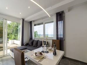 Private kitchen | Fridge, microwave, oven, stovetop