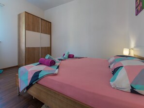 2 bedrooms, iron/ironing board, free WiFi