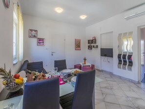 Private kitchen | Fridge, microwave, oven, stovetop - Apartment Lena (Crikvenica)
