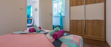 2 bedrooms, iron/ironing board, free WiFi