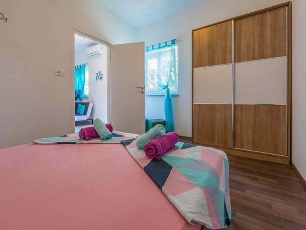 2 bedrooms, iron/ironing board, free WiFi