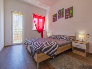 2 bedrooms, iron/ironing board, free WiFi