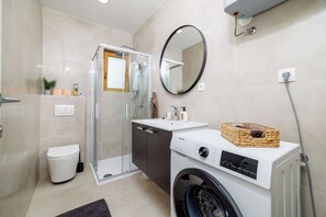 Apartment (A3) | Bathroom | Shower, towels, toilet paper