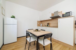 Appartement (A3) | Cuisine privée | Réfrigérateur, four à micro-ondes, surface de cuisson