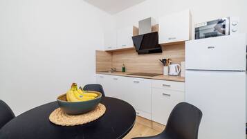 Apartment (A1) | Eigene Küche | Kühlschrank, Mikrowelle, Herdplatte, Espressomaschine