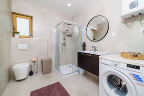 Apartment (A1) | Bathroom | Shower, towels, toilet paper - Apartments Alenka (Crikvenica)