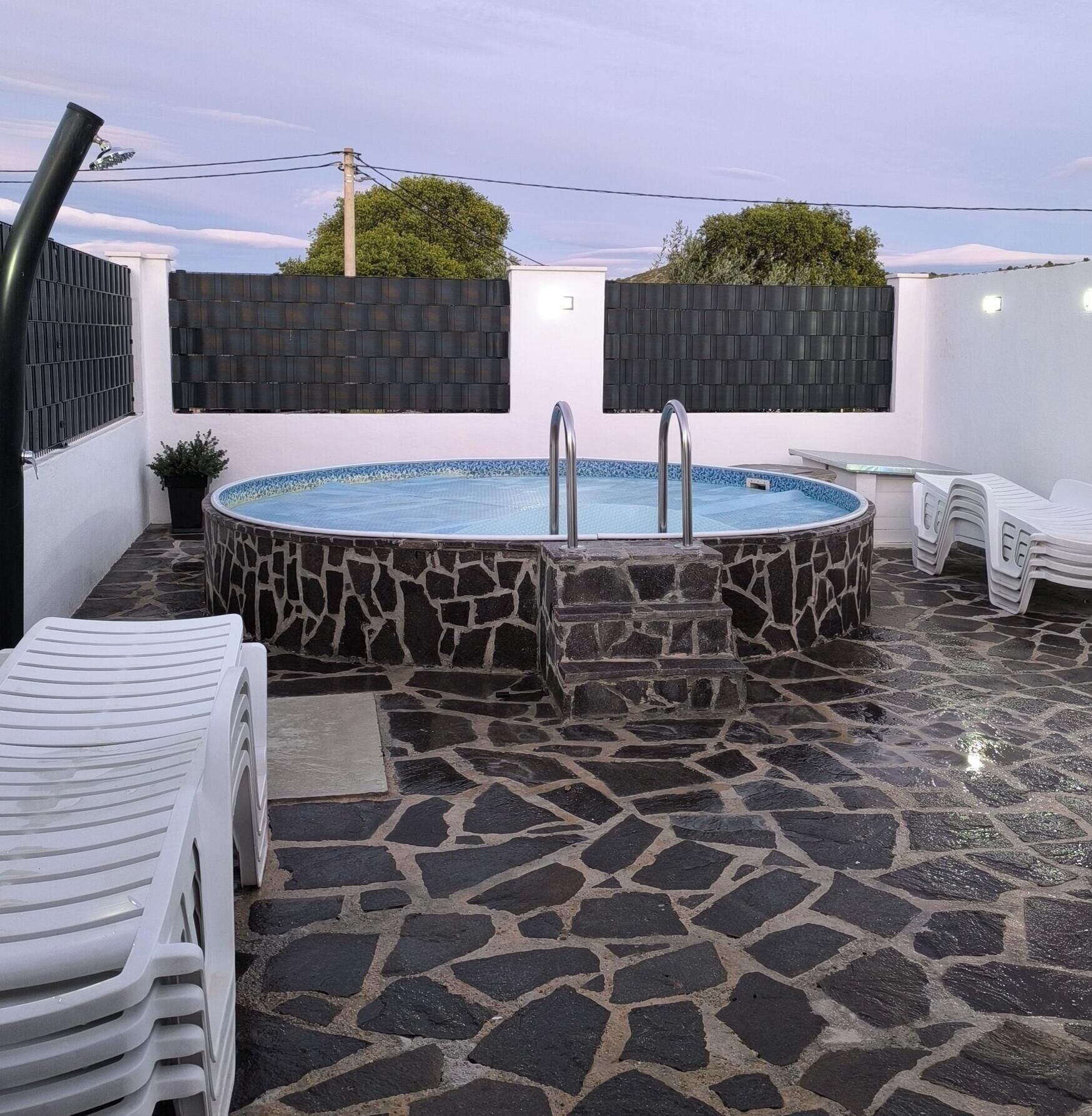 Außenpool, Sonnenschirme, Liegestühle