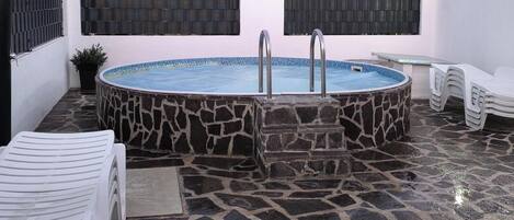 Außenpool, Sonnenschirme, Liegestühle