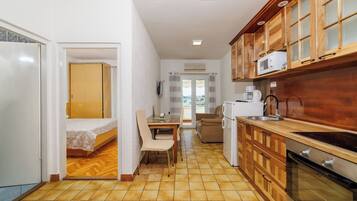 Apartemen (A2) | Dapur pribadi | Lemari es, microwave, oven, dan kompor