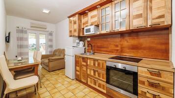 Apartament (A2) | Cuina privada | Frigorífic, microones, forn i placa de cuina