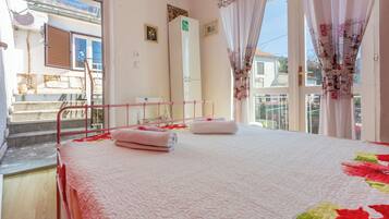 House | 1 bedroom, iron/ironing board, free cribs/infant beds, free WiFi