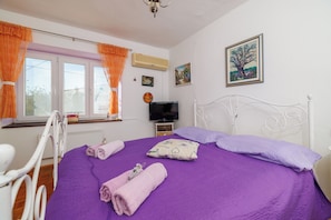 House | 1 bedroom, iron/ironing board, free cribs/infant beds, free WiFi