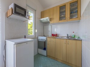 Private kitchen | Fridge, microwave, oven, stovetop