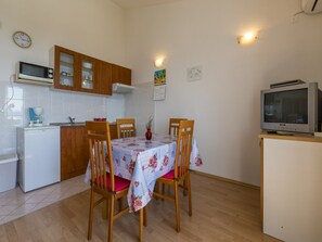Private kitchen | Fridge, microwave, oven, stovetop