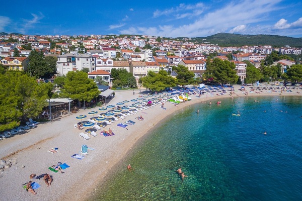Una spiaggia nelle vicinanze
