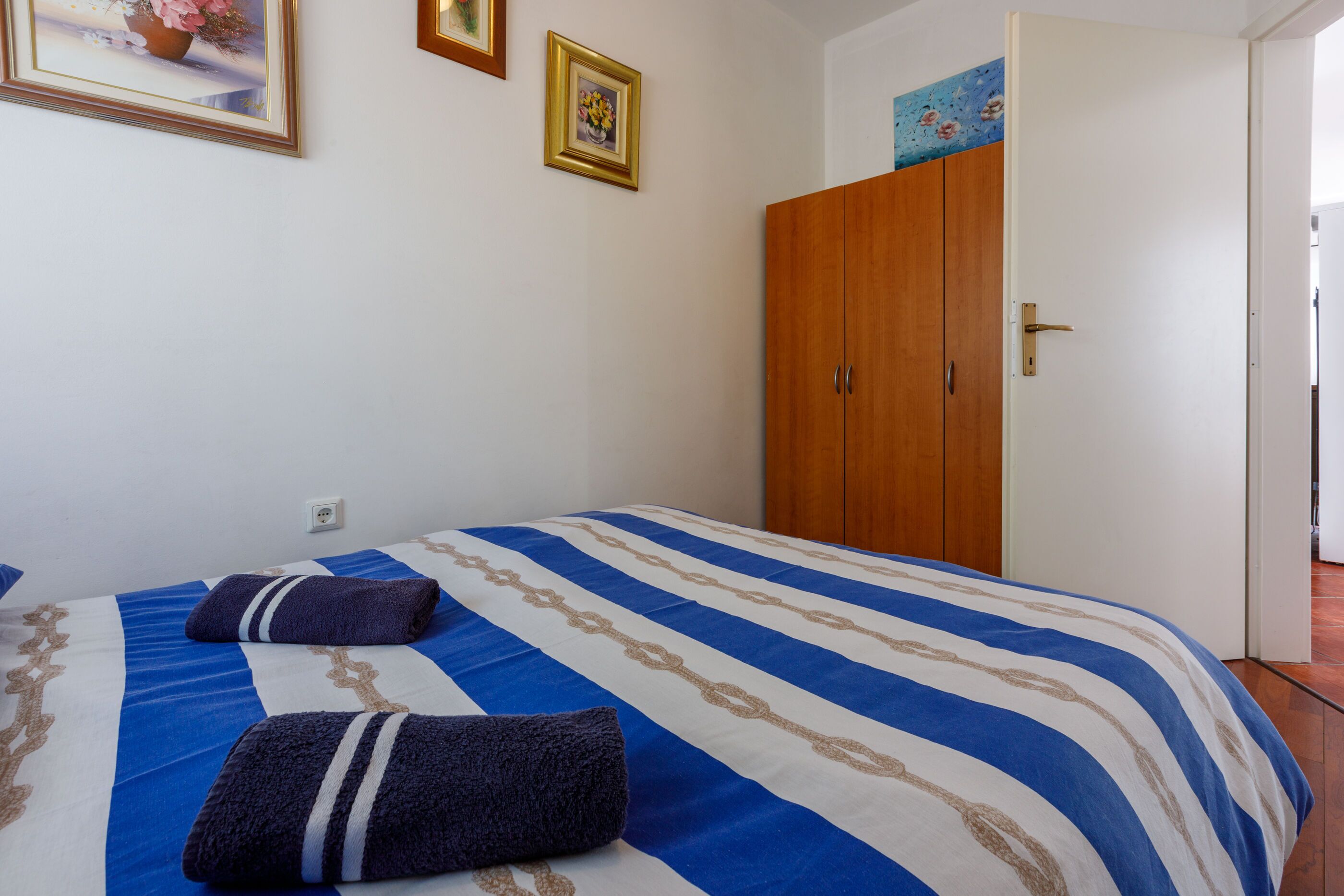 2 عدّة غرف نوم وخزنة داخل الغرفة وواي فاي مجانًا