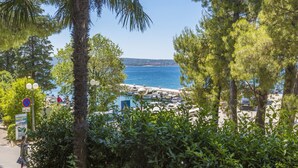Une vue sur la côte, avec un port de plaisance, des bateaux et un ciel bleu dégagé.