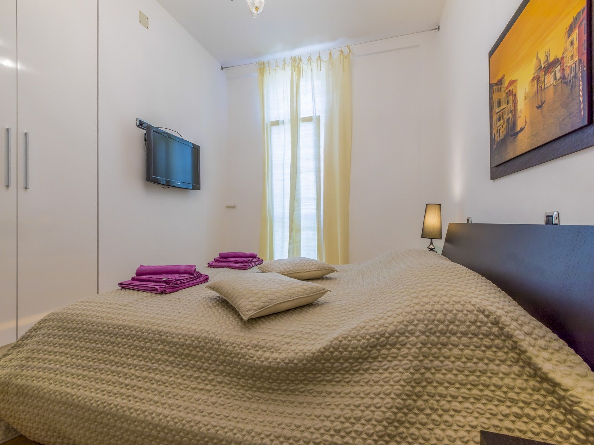 1 غرفة نوم وخزنة داخل الغرفة ومكواة/لوح كي وأسرّة أطفال/رضّع (مجانًا)