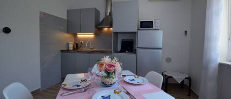 Privat køkken | Køleskab, mikrobølgeovn, kogeplade, opvaskemaskine