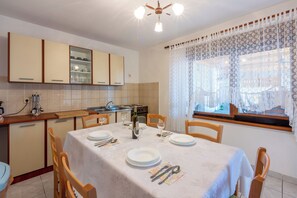 Apartamento (A1) | Cozinha privada | Geladeira, fogão, cooktop, máquina de café expresso
