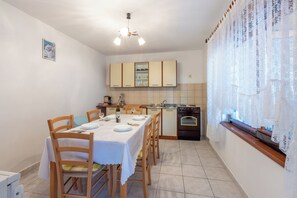 Apartamento (A1) | Cozinha privada | Geladeira, fogão, cooktop, máquina de café expresso