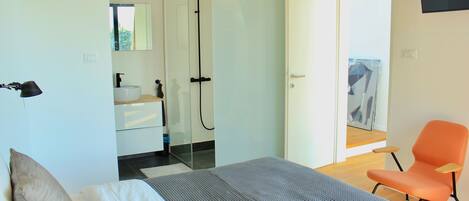 2 bedrooms, in-room safe, desk, iron/ironing board