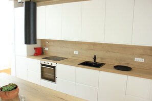 Eigene Küche | Kühlschrank, Ofen, Herdplatte, Geschirrspüler