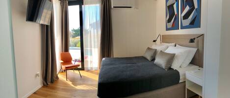 2 chambres, coffres-forts dans les chambres, bureau