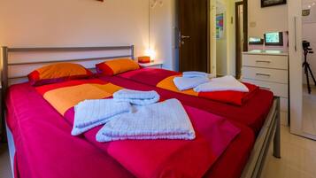 2 bedrooms, in-room safe, iron/ironing board, free WiFi
