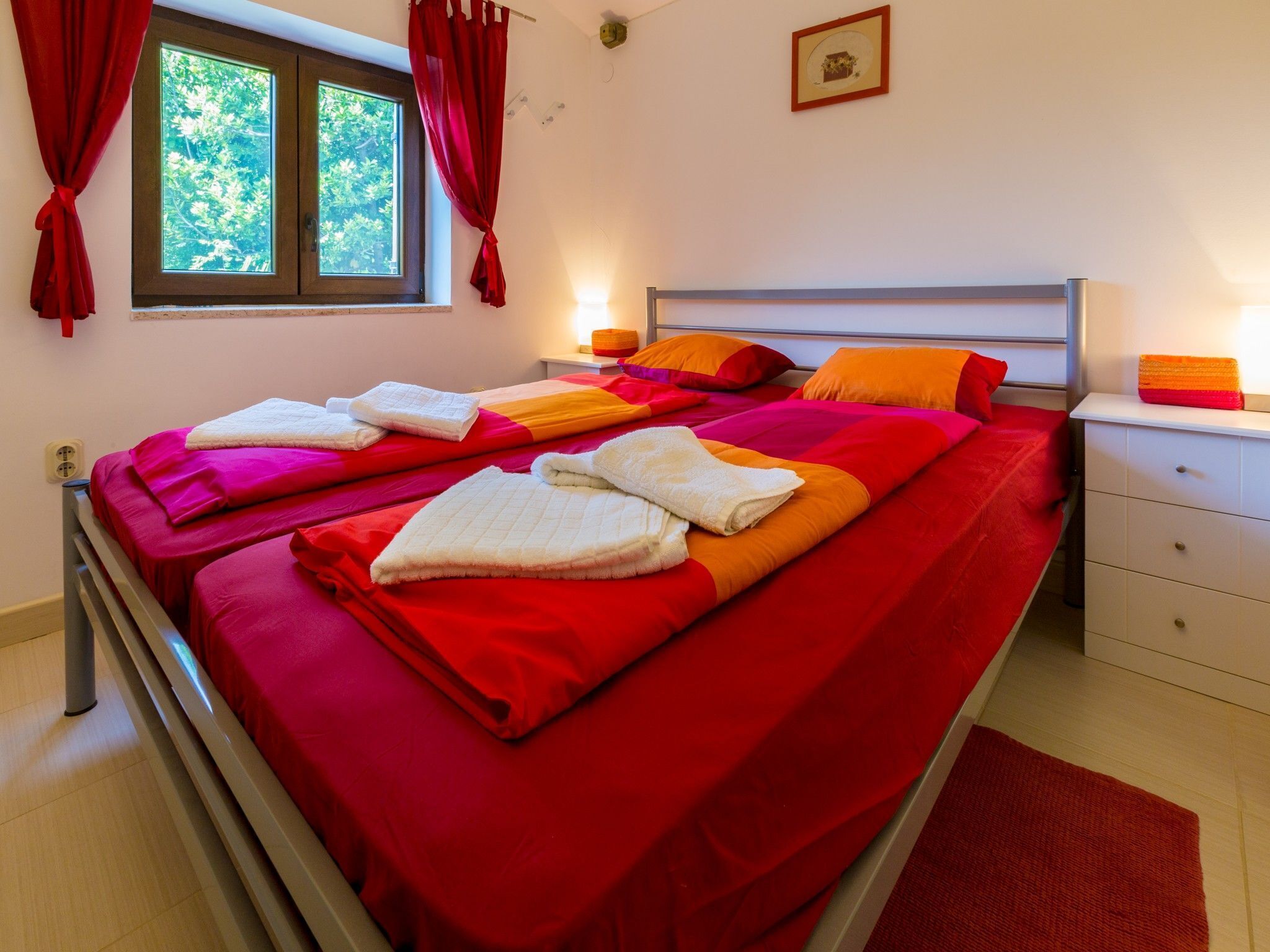 2 kamar tidur, brankas, setrika/meja setrika, dan Wi-Fi gratis