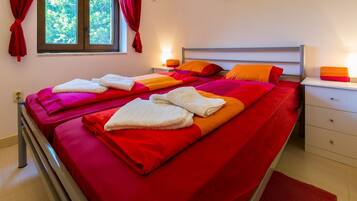 2 kamar tidur, brankas, setrika/meja setrika, dan Wi-Fi gratis