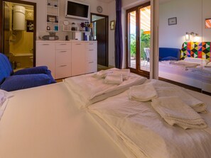 2 bedrooms, in-room safe, iron/ironing board, free WiFi