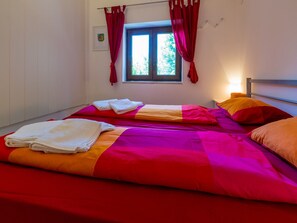 2 bedrooms, in-room safe, iron/ironing board, free WiFi