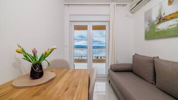 Studio (A1) | Dining