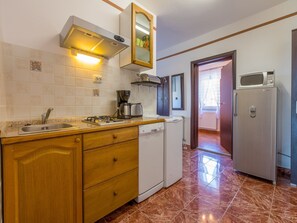 Eigene Küche | Kühlschrank, Mikrowelle, Herdplatte, Geschirrspüler