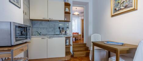 Cuisine privée | Réfrigérateur, four à micro-ondes, surface de cuisson