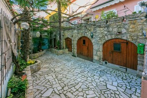 Courtyard - Apartments Villa 7 (Crikvenica)