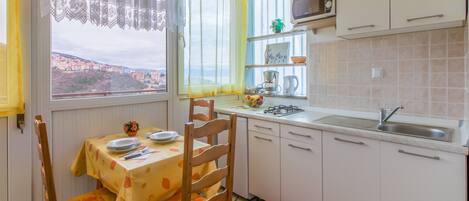 Cuisine privée | Réfrigérateur, four à micro-ondes, surface de cuisson