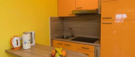 Appartement (A5) | Cuisine privée | Réfrigérateur, surface de cuisson, cafétiÚre à espresso