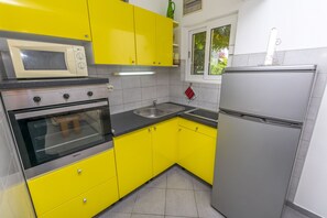 Private kitchen | Fridge, microwave, oven, stovetop