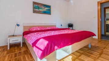 5 bedrooms, free WiFi, bed sheets