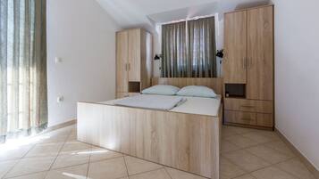 5 bedrooms, free WiFi, bed sheets