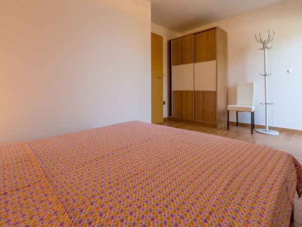 Tabla de planchar con plancha, wifi gratis y ropa de cama 