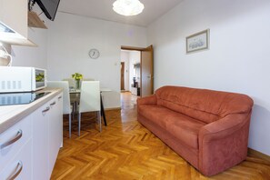 Kühlschrank, Mikrowelle, Herdplatte, Espressomaschine