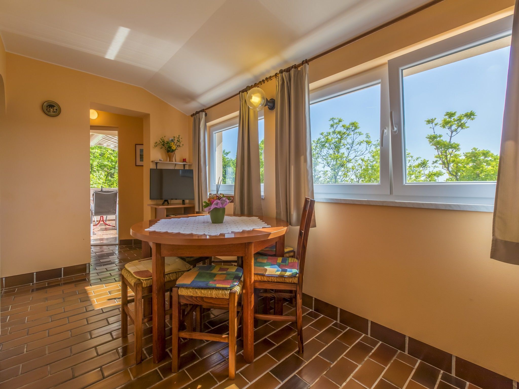 Eigene Küche | Kühlschrank, Herdplatte, Espressomaschine, Wasserkocher