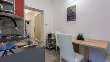 Eigene Küche | Kühlschrank, Herdplatte, Geschirrspüler, Espressomaschine