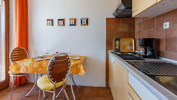Cocina privada | Frigorífico, placa de cocina y máquina de café espresso