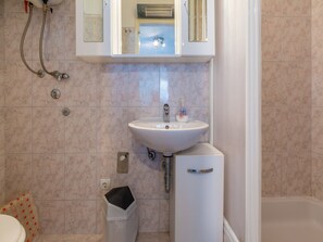 Apartment (A1) | Bathroom - House Lipert (Crikvenica)